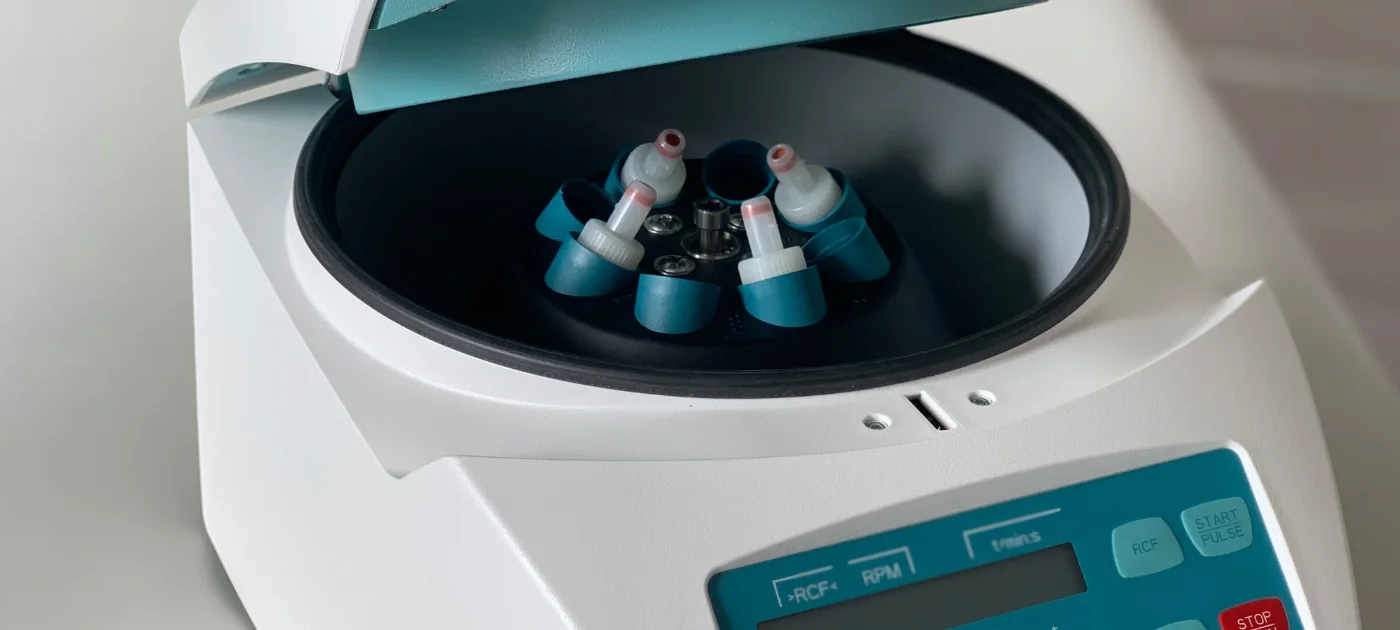 Geöffnete Laborzentrifuge mit Probenröhrchen